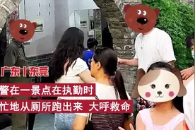 女子景区内上厕所屋顶掉下一条蛇！民警徒手擒蛇图片