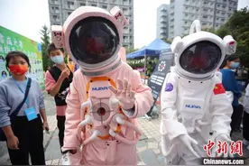 南京航空航天大学迎新“花样”多 粉色“宇航员”吸睛图片