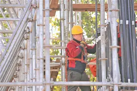 老机场路高架桥建设 节日施工忙图片
