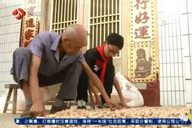 穿着一双磨旧的跑步鞋，13岁少年依然梦想成为亚洲飞人图片