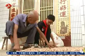 穿着一双磨旧的跑步鞋，13岁少年依然梦想成为亚洲飞人图片