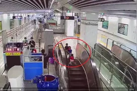 小女孩乘自动扶梯不慎摔倒 南宁地铁辅警及时救人图片