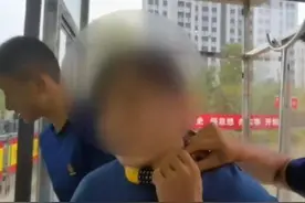 江苏一4岁熊孩子用密码锁锁住妈妈脖子，还改了密码，妈妈无奈挂着锁去消防站求助图片