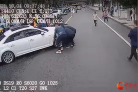 兰州：公交司机联合群众协力抬车救人图片