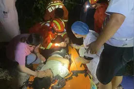 滑翔伞失事，长沙两人被困山顶图片