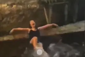 女游客丽江饮用井中泳衣戏水？当事人发声图片
