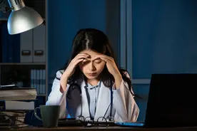 快评 | 女医生婚礼当天加班到凌晨四点？规培医生的休假权应得到保障图片
