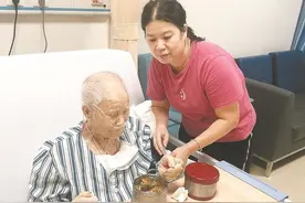 好儿媳伍雪珍：30年没红过脸 像亲闺女一样孝敬公婆图片