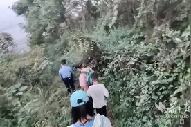一家三口登山被困悬崖边 黄石民警“披荆斩棘”及时救援图片