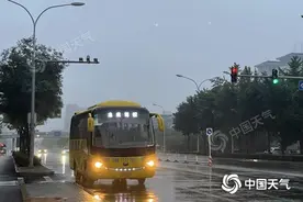 今晨受雨雾影响北京能见度较低 夜间雨水停歇北风渐起气温降图片