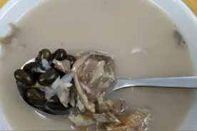 黑豆小侧鱼汤(适合小孩、老人、女士、孕妇)图片