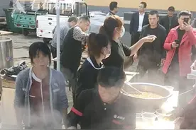 面馆老板为受灾村民煮卤面：想让大家吃口热的图片
