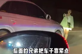 四川美女霸气阻拦逆行插队车辆，有人质疑炒作，当事人：不在乎，对得起内心图片