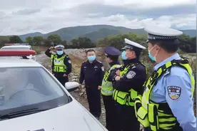 延边州公安局交警支队支队长李龙虎深入一线调研指导国庆交通安保工作图片