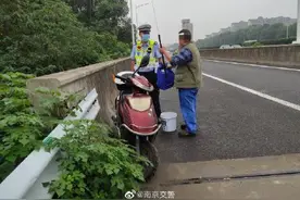 假期在家闲不住 男子骑行上高速垂钓图片