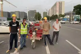 三轮车违法载人上路行驶，被东莞交警松山湖大队现场查处图片