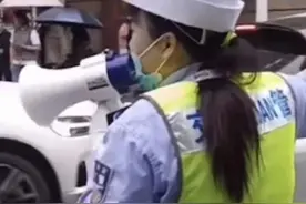 交警相声式指挥交通，网友：“搬个板凳我能听一天”图片