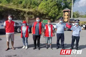 凤凰县麻冲乡：志愿“红”撑起假期游客安全伞图片