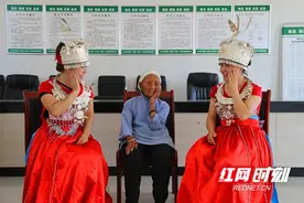 凤凰：苗歌声声颂党情 民族团结一家亲图片
