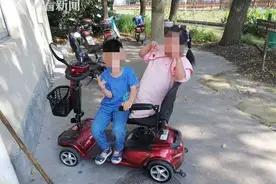 危险！6岁熊孩子开老年代步车带姐姐兜风图片