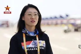 最酷的军迷小姐姐，硬核“追星”歼-20图片