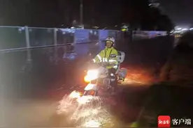 台风天的海口街头，一女子发病倒在积水中，幸好他们及时出现……图片
