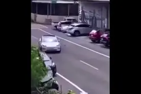 小剐蹭引发街头斗车！眼看朋友险被掳走，台湾男子三踩油门“撞车救人”图片
