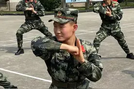 报告！上等兵张宇欣单杠二练习已完成201个！图片