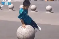 满级人类幼崽行为大赏！小学生在石墩上“托马斯全旋”网友：呼叫国家队图片