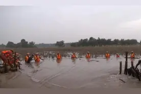 村民煮热食送洪水中抢险的消防员图片