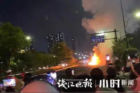 昨夜杭州建设一路一轿车自燃，萧山警方通报来了图片