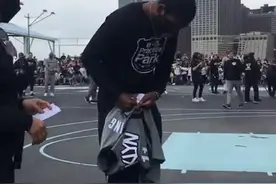 🎥暖心！欧文送亲笔签名球衣给观看篮网训练的小球迷视频封面