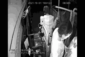 黑暗中的光！女孩坐反公交错过末班车，女车长的反应太暖了……图片