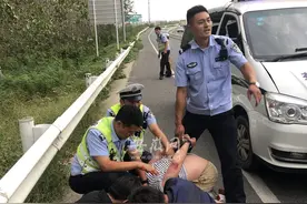 高速匝道口一辆车被逼停！宿州交警破窗抓获嫌疑人图片