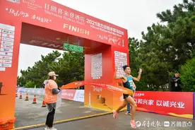 2021日照马拉松男子组冠军王佩林：首次来参赛，跑出第一名图片