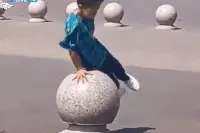 满级人类幼崽行为大赏！小学生在石墩上“托马斯全旋”图片