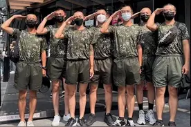 打靶训练、部队行进……台7名新兵在街头“操练”，网友：真是哭笑不得图片