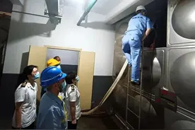 居民家的饮用水干净吗？安全吗？区卫监所现场核查水箱清洗操作图片