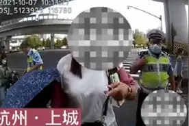 杭州女子路边“捡”到3岁走失萌娃，“交给警察我最放心”图片