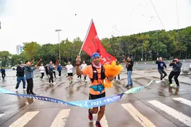 50岁“小黑子”完成超级马拉松：十天时间奔跑千里，从十堰到武汉，他用双脚丈量荆楚大地图片