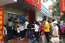 气温骤降！学生秋款校服热销，南宁家长排起长队图片