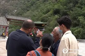 入伍两年没回家 父母驾车7小时来看在华山上执勤的儿子图片