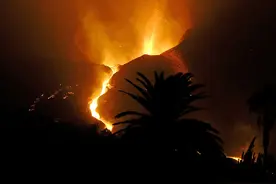 西班牙拉帕尔马火山持续喷发 当地农业损失超1.2亿欧元图片