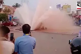 印度一处供水管道爆裂喷出巨大水花 民众围观拍摄图片