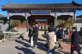 秋光好，昆明湖水天一色映古建图片