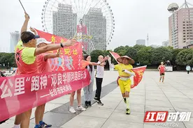 平均一天一个“全马”安化“跑神”邓良华用脚步丈量中国图片