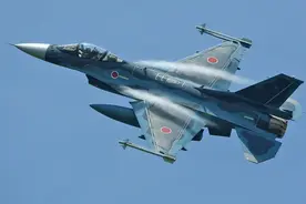 日本战斗机紧急升空应对“领空侵犯”，起飞不久后座舱盖掉落图片