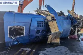 河北平山县一大巴车坠入河中：系一公司通勤车，已被打捞上岸图片