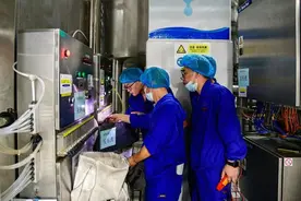 牛奶生产全过程看不到一滴奶？原来技术工人操控着一个“阀门阵”图片