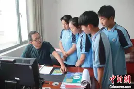湖北一老师扎根山区24载 助学子走出大山图片